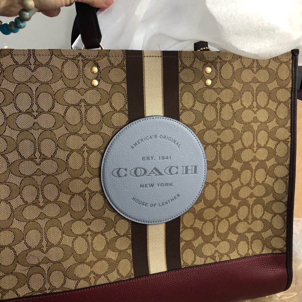 DEMPSEY TOTE 40IN SIGNATURE JACQUARD & COACH PATCH